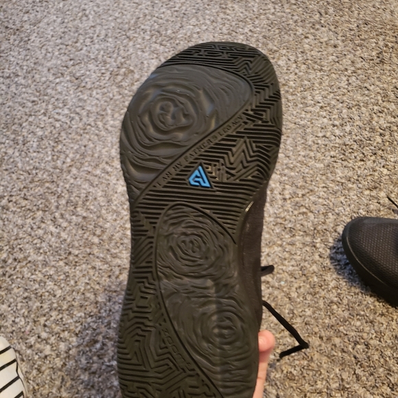 black Nike basketball shoes - Picture 6 of 7